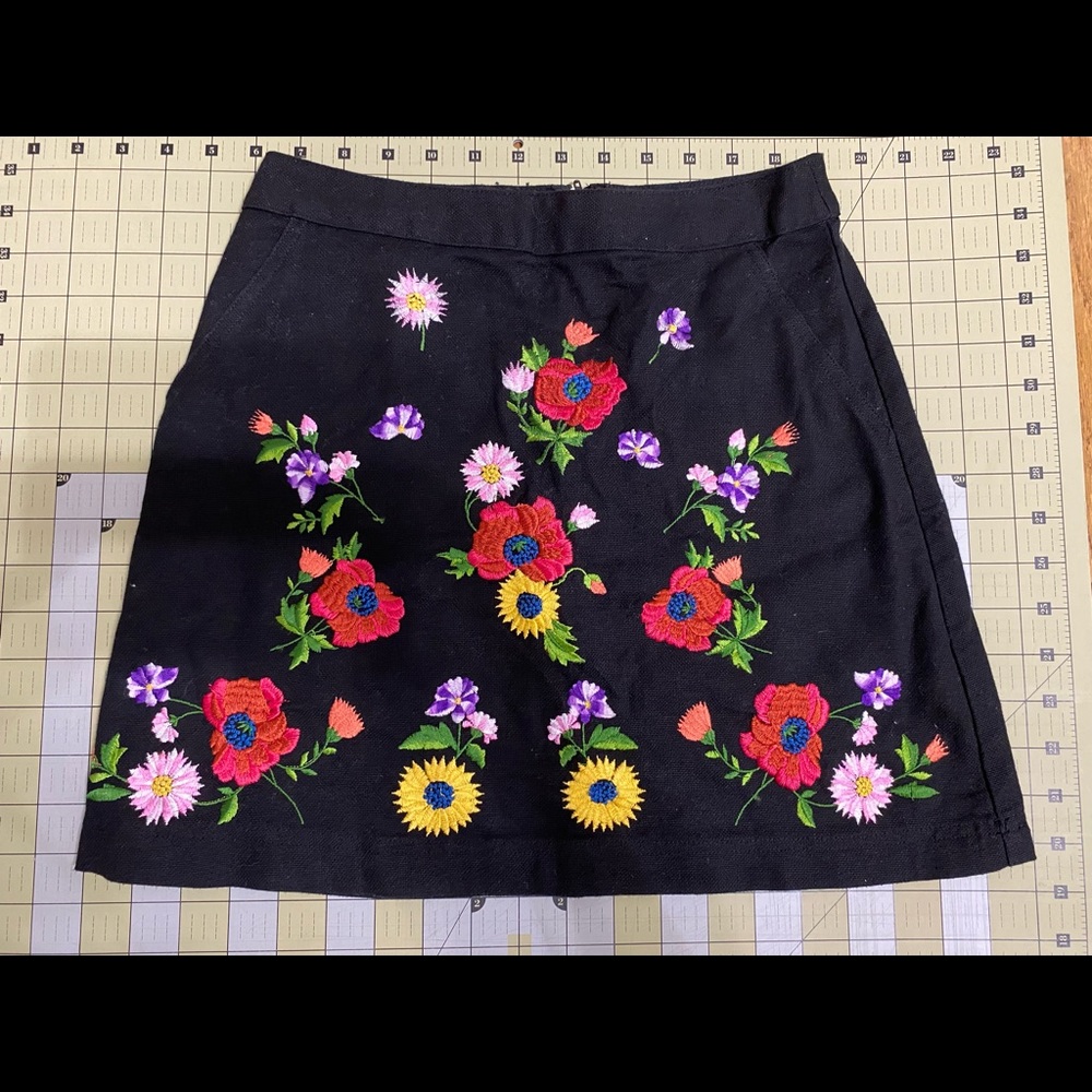 TopShop Floral Embroidery Black Skirt with pockets SZ 2